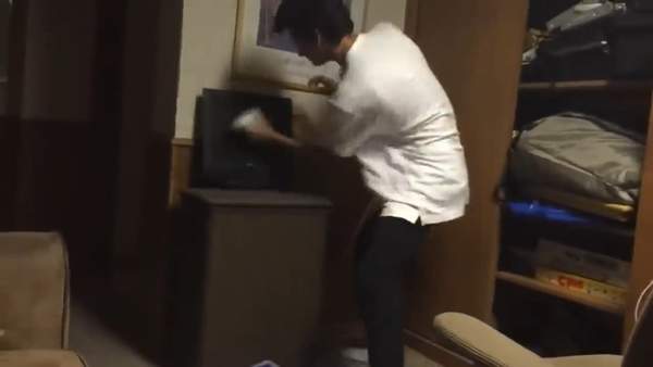 打游戏遇“猪队友”怎么办?国外网友制玩家摔手柄合集