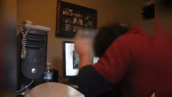 打游戏遇“猪队友”怎么办?国外网友制玩家摔手柄合集