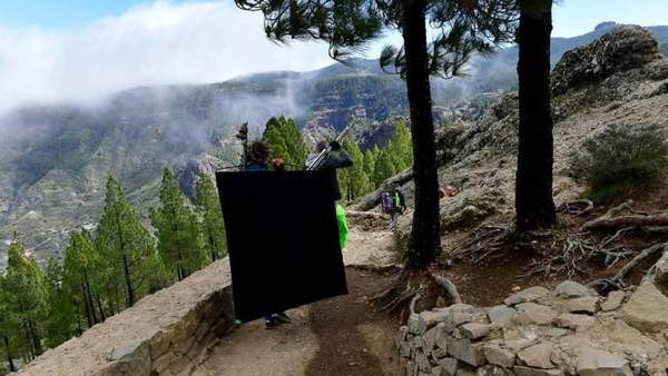 《巫师》真人电视剧片场照曝光 叶奈法与神秘男子对峙