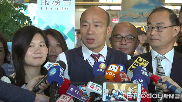 韩国瑜抵达香港 韩粉热情抢握手