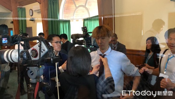 蔡英文访问团记者被瑙鲁国会要求离场后更换服装(图片台湾“东森新闻网”)