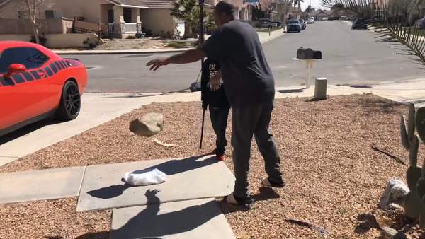 老爹不满儿子成绩差怒砸PS4 最后还用车轮碾压了一波