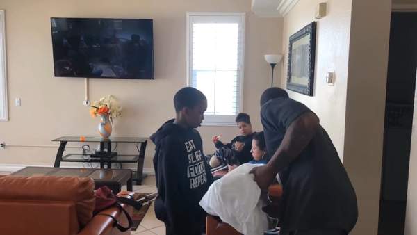 老爹不满儿子成绩差怒砸PS4 最后还用车轮碾压了一波