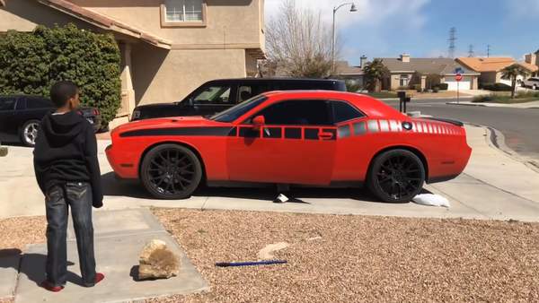 老爹不满儿子成绩差怒砸PS4 最后还用车轮碾压了一波