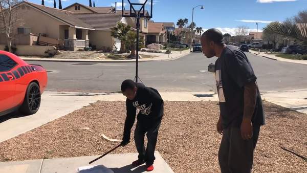 老爹不满儿子成绩差怒砸PS4 最后还用车轮碾压了一波