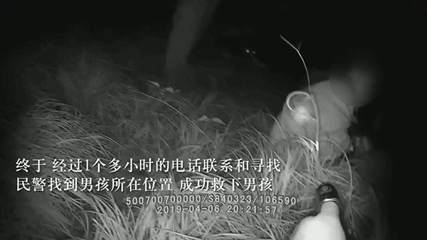 民警在寻找小海。九龙坡警方 供图