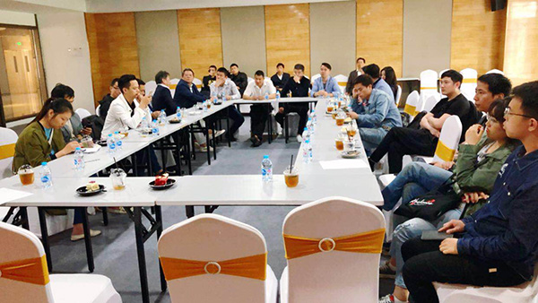 20日下午,发布会现场的商户负责人和供应商等人,发布会因故被取消。 受访者 供图