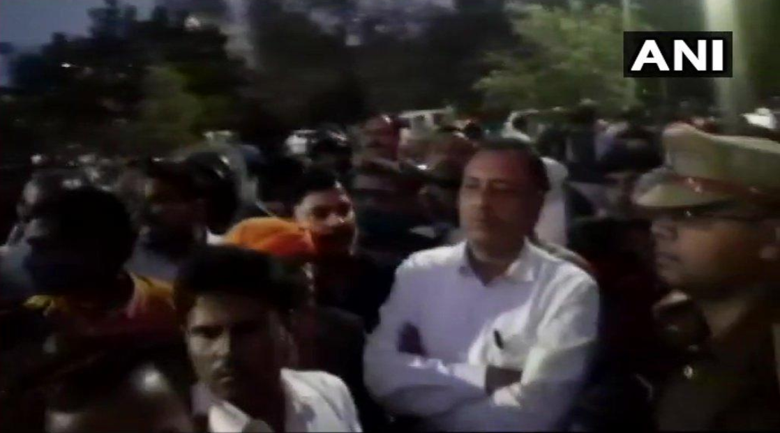 【蜗牛棋牌】为了一块石头 印度两名议员当记者面抡鞋互殴(图)