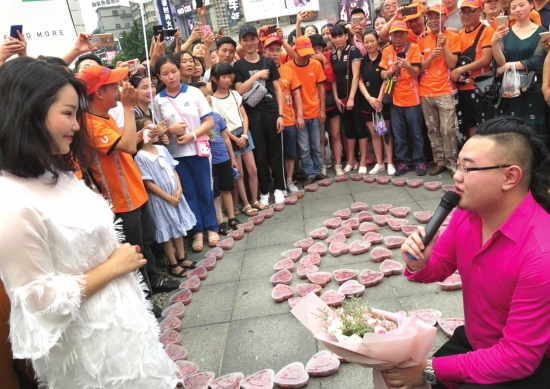 小伙摆百盒小龙虾向女生求爱 两人在相亲节目相识