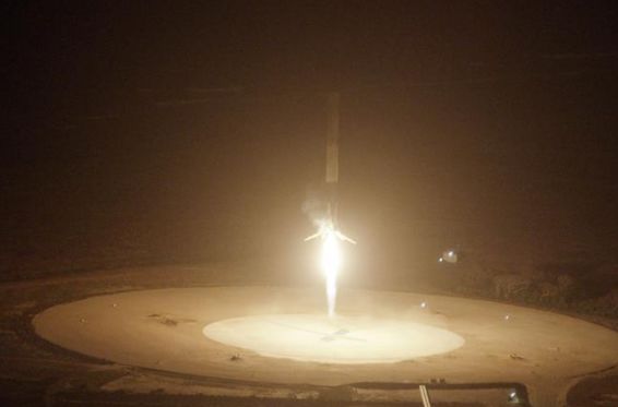 ▲SpaceX公司成功发射新型火箭Falcon 9 FT,并在发射10分钟后回收一级火箭。 图/新华社