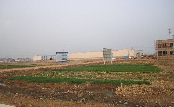 　　东王集镇正在施工建设“情趣内衣产业园”。 图片来源：杨秋月