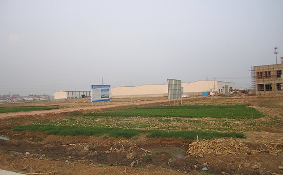 东王集镇正在施工建设“情趣内衣产业园”。 图片来源:杨秋月