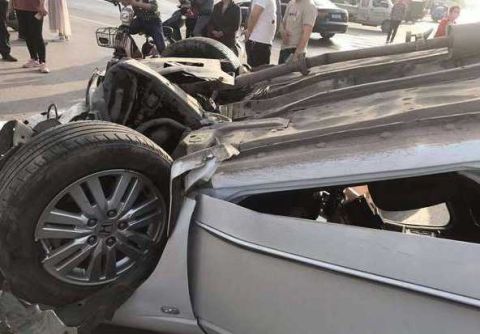 挂P档拉手刹 车子却以60码的速度狂奔 “无人驾驶”真相如何