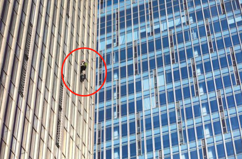  △11月28日，在嘉兴桐乡经济开发区一高层写字楼上，建筑工人冒着寒风在外墙作业