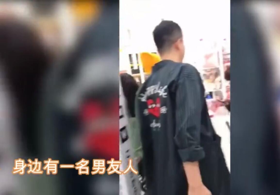 网友日本偶遇范冰冰豪购护肤品 型男陪伴帮拎东西