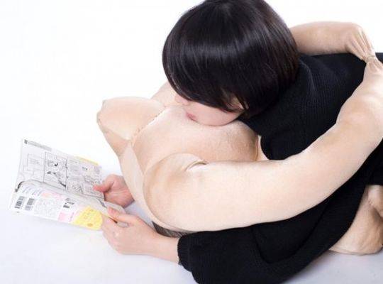 日本女生作品“肌肉枕头”走红:有被紧抱感(图)