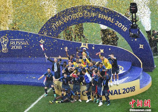 图为法国队庆祝夺冠。 <a target='_blank' href='http://www.chinanews.com/'>中新社</a>记者 毛建军 摄