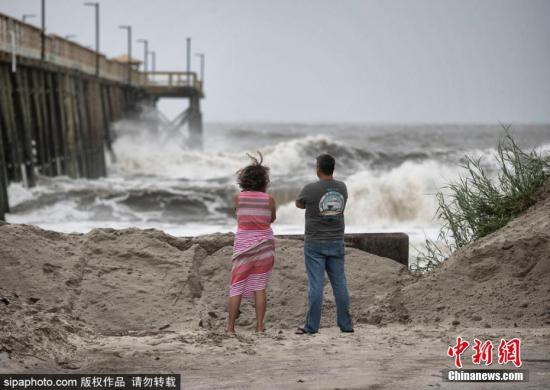 资料图:当地时间9月5日,飓风“多里安”袭击美国,多地天气恶劣。图片来源:Sipaphoto 版权作品 禁止转载