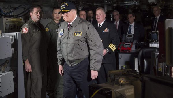 资料图片：美国总统特朗普视察”福特”号核航母。（图片来源于网络）