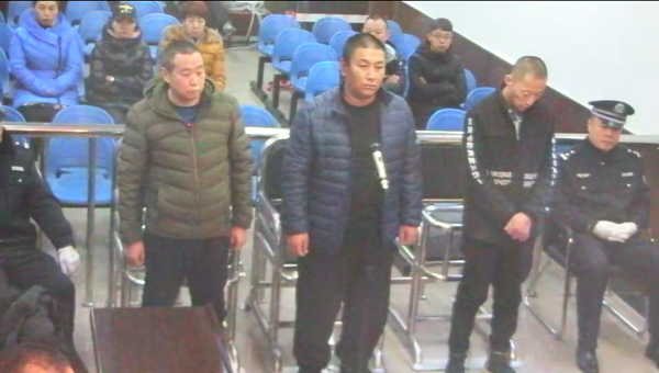 2018年12月11日，被告人刘振华、王友、张文辉在哈尔滨铁路运输法院受审。庭审视频截图