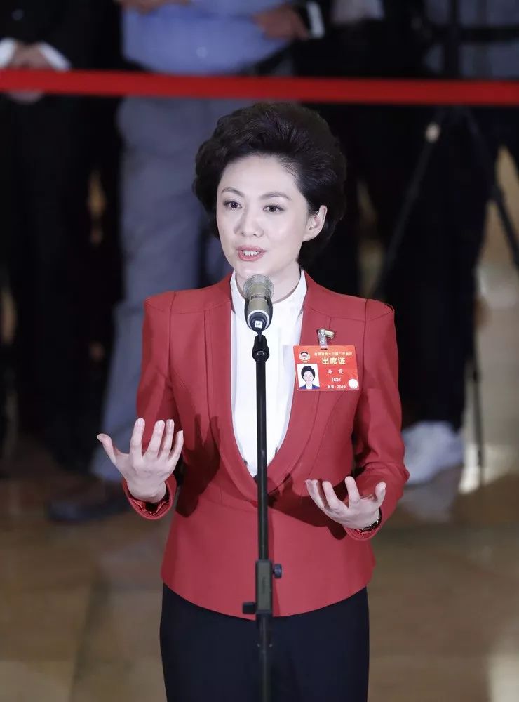 3月3日,中国人民政治协商会议第十三届全国委员会第二次会议在北京人民大会堂开幕。这是全国政协委员海霞在“委员通道”接受采访。新华社记者沈伯韩摄