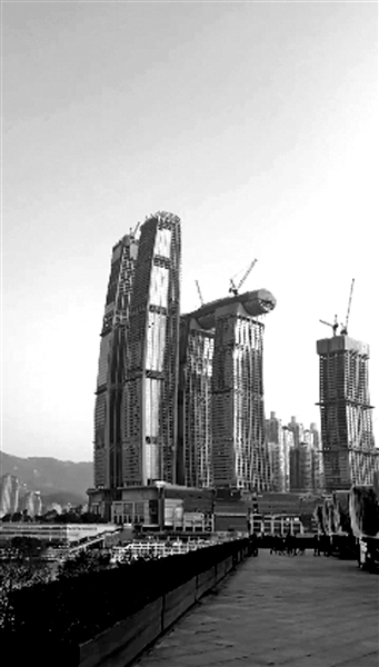 网友模仿《流浪地球》特效 重庆一楼群秒变行