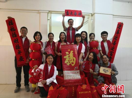 图为柬埔寨端华学校外派教师合影 钟欣 摄