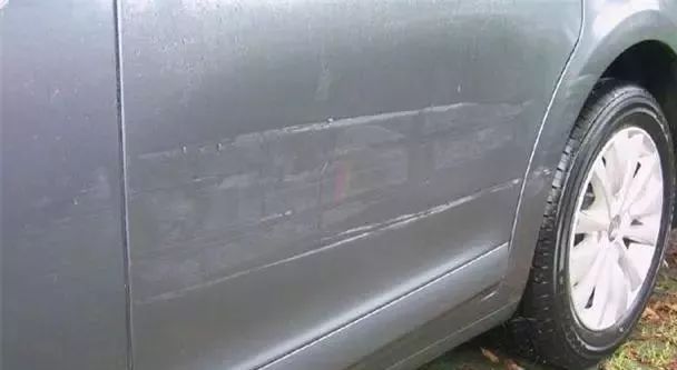 经常开车,车漆划痕越来越多!教你一招,1分钟消除划痕还不留印