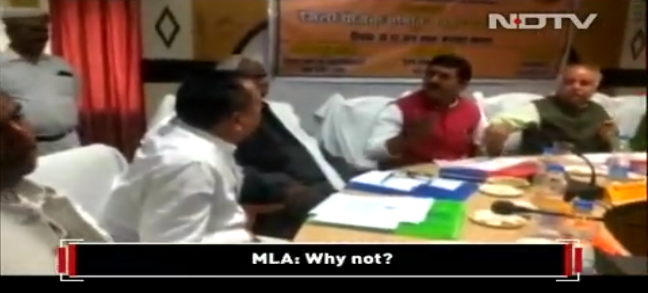 【蜗牛棋牌】为了一块石头 印度两名议员当记者面抡鞋互殴(图)