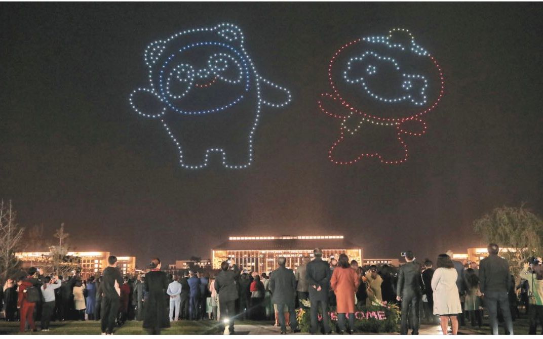 无人机编队形成北京冬奥会吉祥物“冰墩墩”和“雪容融”图案。摄影/新京报记者 王嘉宁