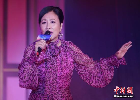 香港著名藝人汪明荃出席首航香港儀式,並現場演唱《萬水千山總是情》和《勇敢中國人》。中新社記者 張煒 攝