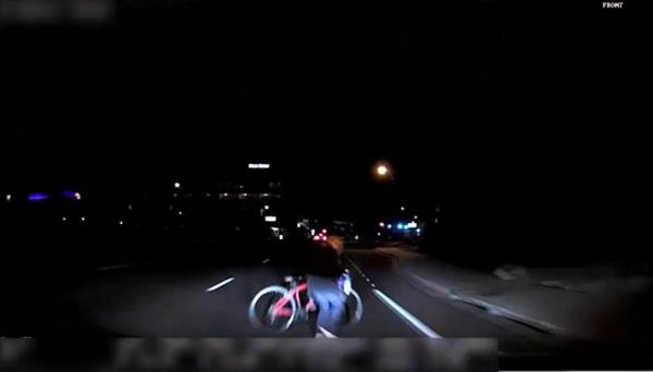 Uber自动驾驶撞死行人视频：撞车前测试人员在开小差