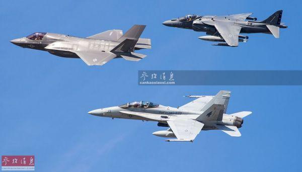 资料图:美陆战队的AV-8B、F-35B和FA-18D(双座型)编队飞行。