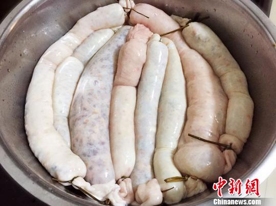 剛裝起餡料的豬腸頭 李曉春 攝