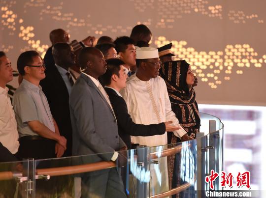 图为乍得总统伊德里斯·代比一行在重庆市规划展览馆内参观。 周毅 摄