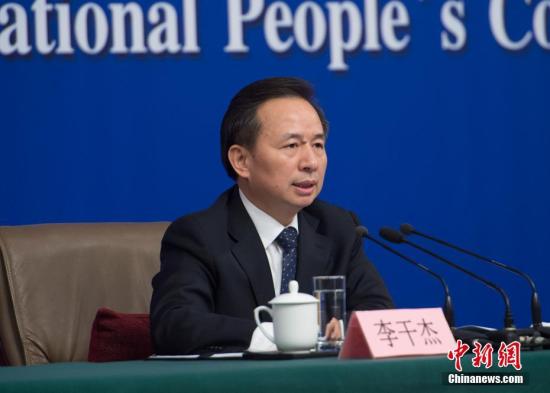 图为环保部部长李干杰回答记者提问。<a target='_blank' href='http://www.chinanews.com/' >中新网</a>记者 李卿 摄 李干杰:338个城市PM10下降22.7% 京津冀PM2.5下降39.6%