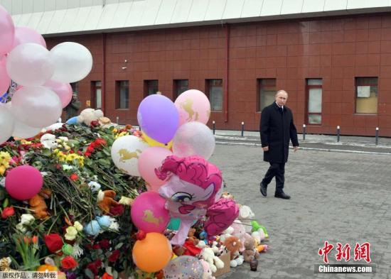 据俄罗斯卫星网报道,俄罗斯总统普京于当地时间3月27日清晨抵达克麦罗沃市“冬季樱桃”购物中心,并在购物中心建筑前敬献鲜花,悼念在火灾中丧生的遇难者。 俄媒:3月28日为商场火灾哀悼日 全国降半旗志哀