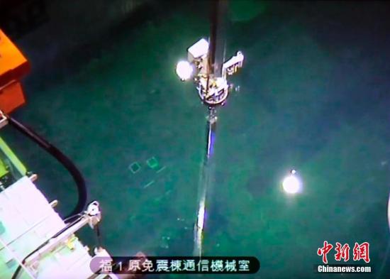 當地時間15日上午8點50分前後,通過遠程操控用燃料處理機抓住池內1根未使用燃料。從架子上抽出後在池內移動,耗時約1小時裝入了距離約10米的運送容器。3號機組燃料池保管乏燃料和未使用燃料共計566根。此次搬出風險較低的7根未使用燃料後,由於轉移目的地的燃料池將接受法定檢查,因此計劃最快6月重啓全面搬出作業。擬2020年度內完成。 圖片來源:東方IC 版權作品 請勿轉載