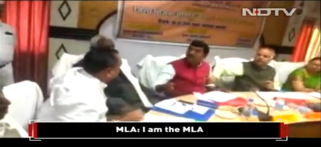 【蜗牛棋牌】为了一块石头 印度两名议员当记者面抡鞋互殴(图)