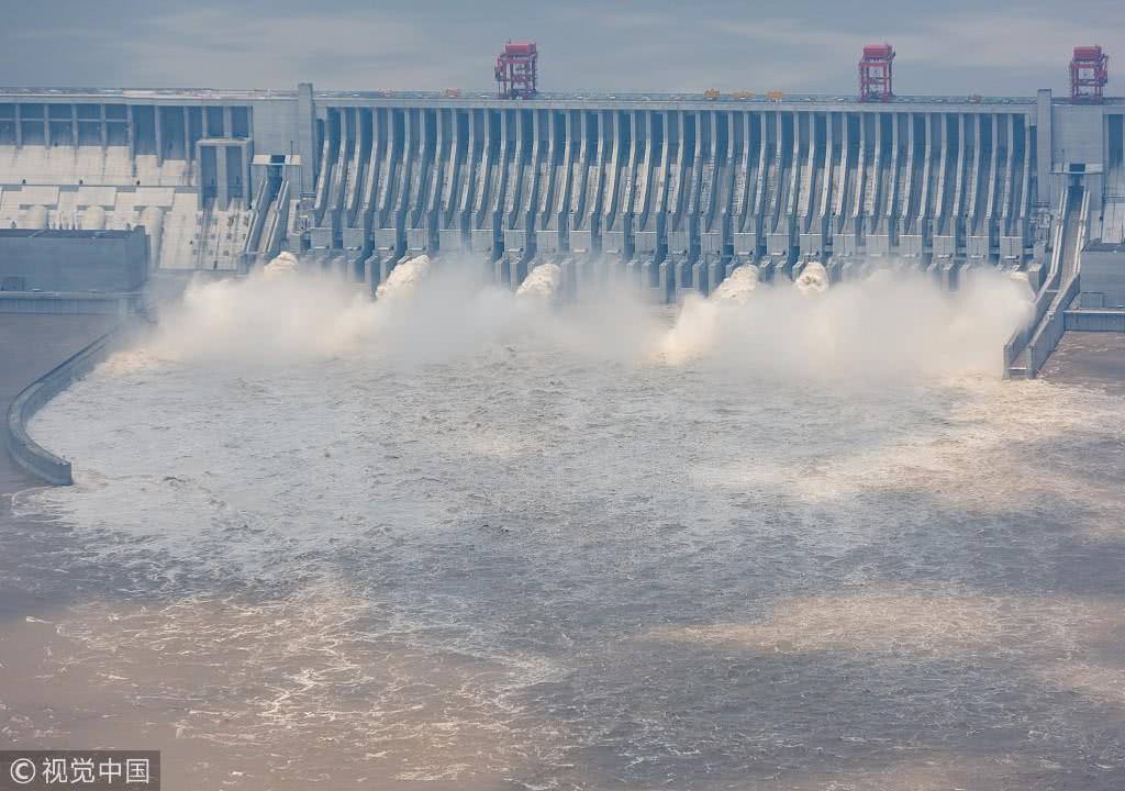 洪峰顺利通过三峡大坝
