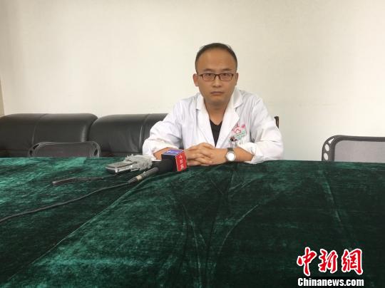 患儿目前救治医院感染一科总住院医生宋业兵接受<a target='_blank' href='http://www.chinanews.com/' >中新网</a>记者采访。 周娴 摄