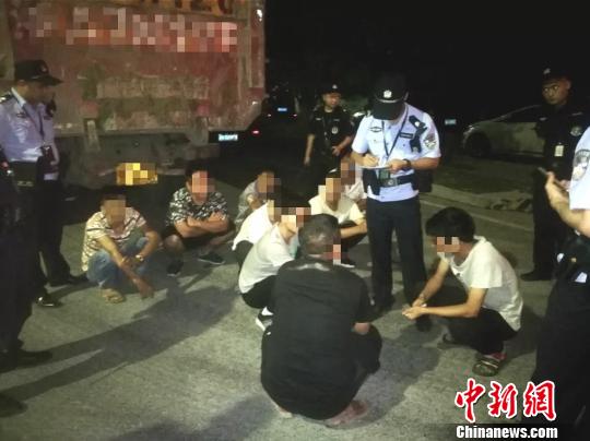 行动现场。杭州公安 供图 杭州警方境内外联动摧地产新闻毁一重大涉黑涉恶犯罪团伙