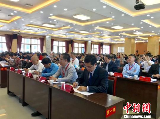 图为各路学者齐聚一堂,为电商扶贫“陇南模式”再集智。 闫姣 摄