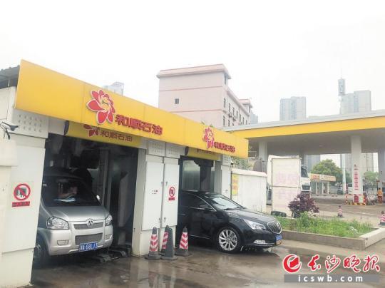 智能自助洗车服务悄然兴起：无人洗车机24小时营业