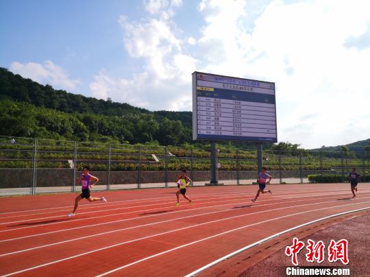 本次比赛是海南建省以来第一次承办的全国性田径赛事。　王子谦　摄