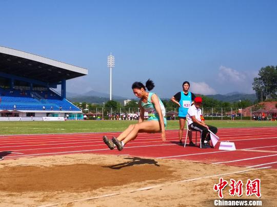 图为女子跳远比赛。　王子谦 摄