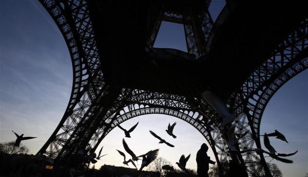 受安保人员罢工影响，法国巴黎著名景点埃菲尔铁塔无限期关闭