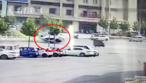 本田雅阁突然“发疯”撞绿化带 车主：没想到这车还能无人驾驶