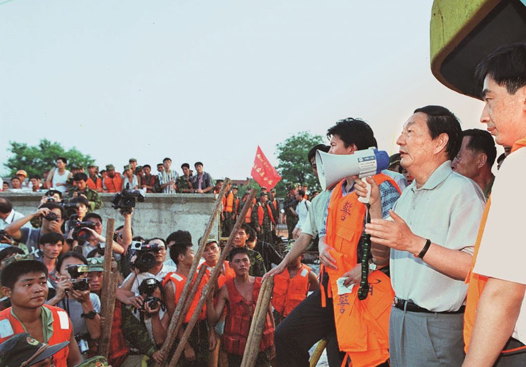 1998年8月9日,朱镕基在江西九江城市防洪墙堵口现场视察。