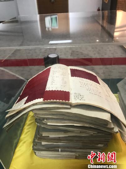 大成印染师陈汝铭的生产笔记十余本 包海霞 摄